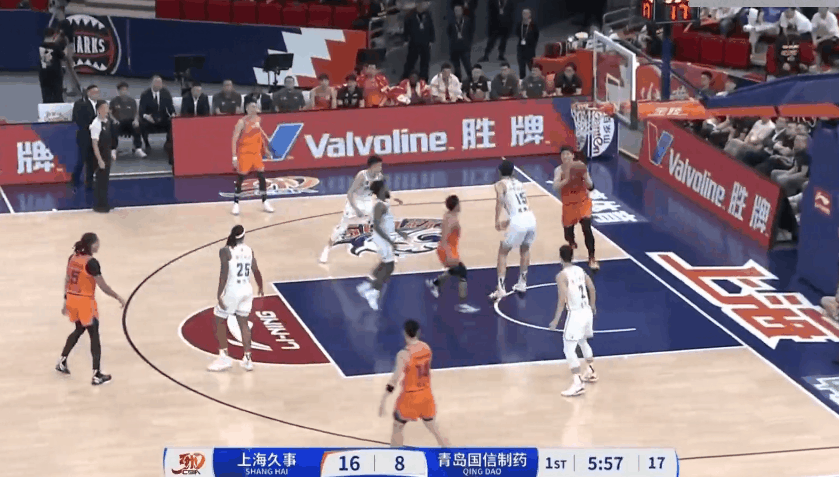 🏀CBA半场：上海男篮连续两节仅得21分&次节净负12分 半场42-54青岛