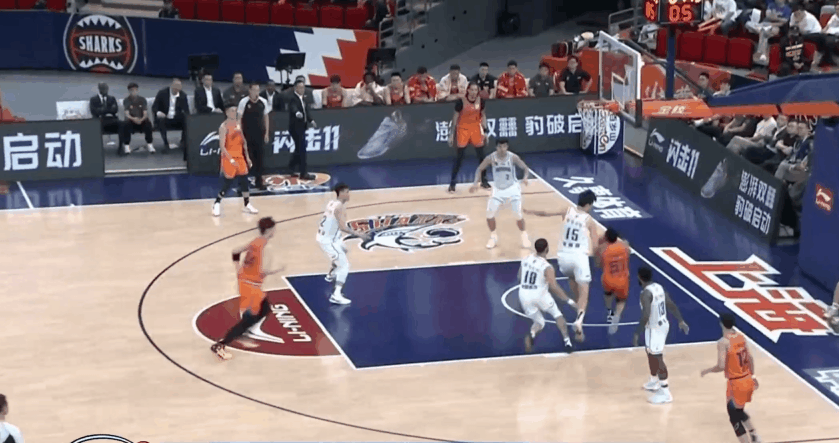 🏀CBA半场：上海男篮连续两节仅得21分&次节净负12分 半场42-54青岛